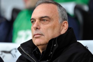 epa01948215 Avram Grant starts his first game as manager of Portsmouth as they take on Manchester United in an English Premier League soccer match at Fratton Park, Portsmouth, Hampshire, Britain, 28 November 2009. EPA/CARL COURT NO ONLINE/INTERNET USE WITHOUT A LICENCE FROM THE FOOTBALL DATA CO. LTD.