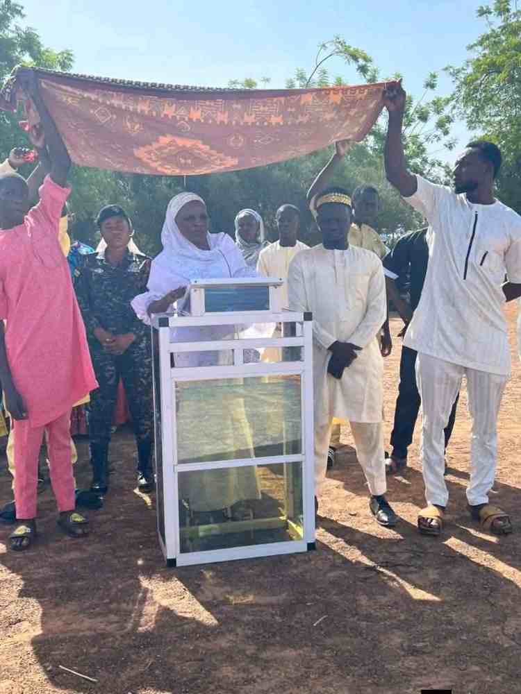 Lawra: MCE Chastised for Reading a Statement Under a Prayer&nbsp;Mat/Sajjadah